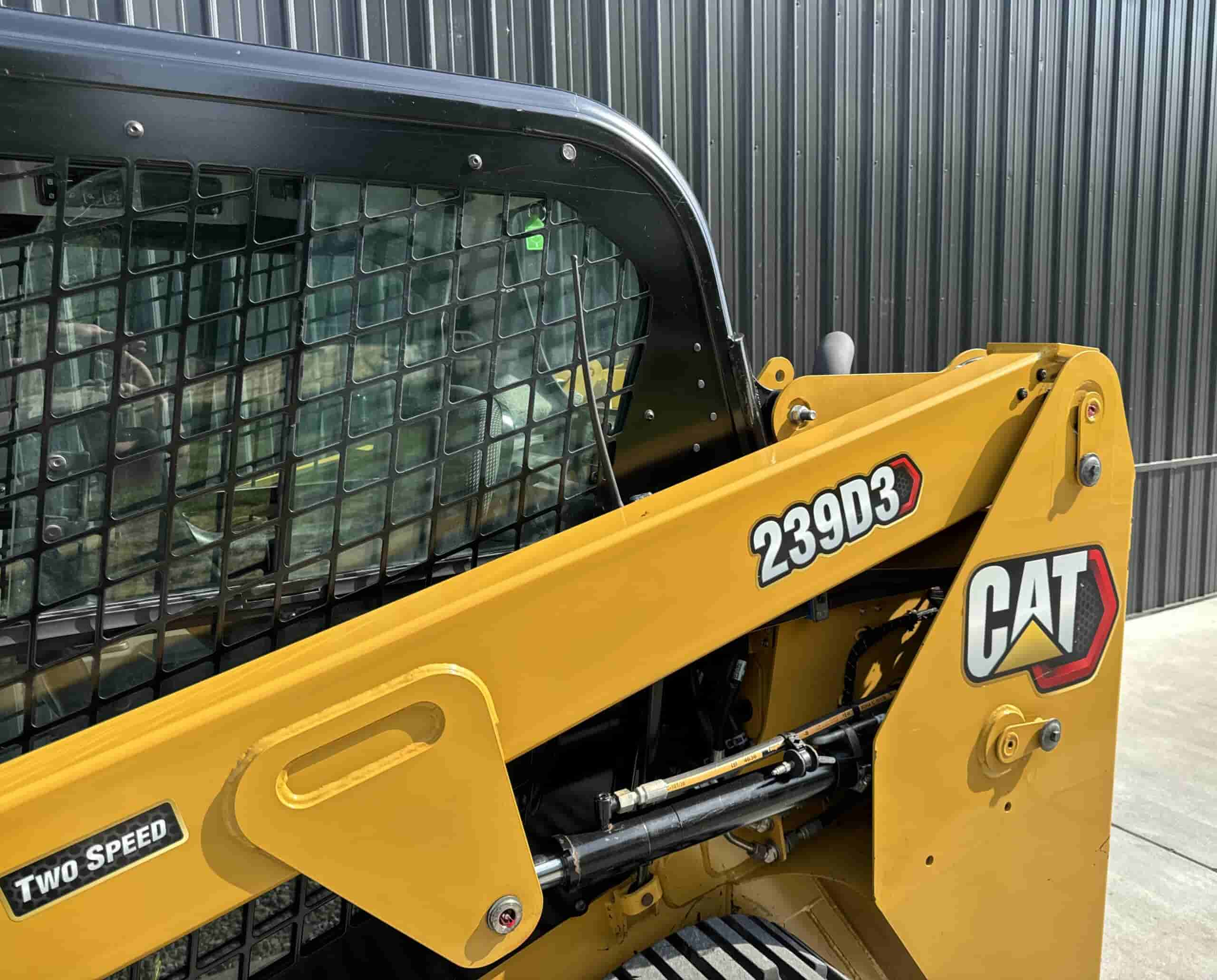 2022 CAT 239D3
